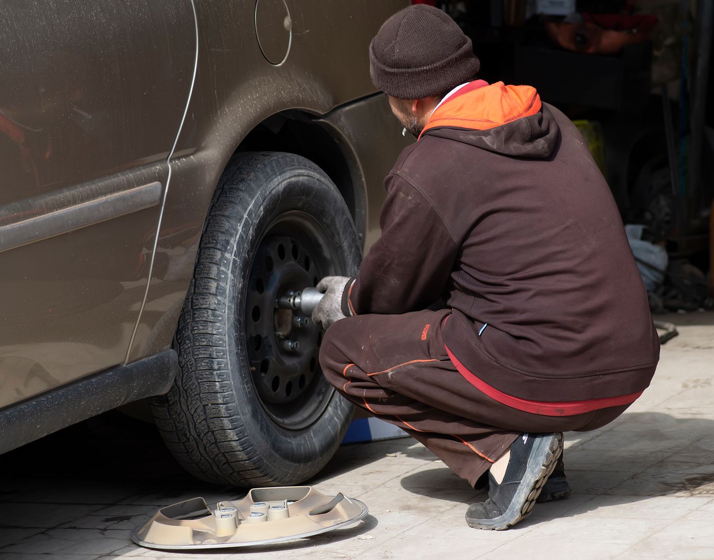 Tire change in a suburban driveway.